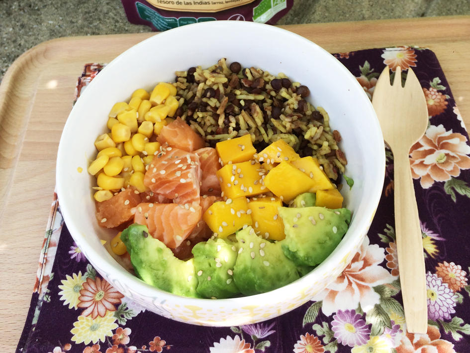 Poke bowl saumon mariné au miso blanc, légumes & graines